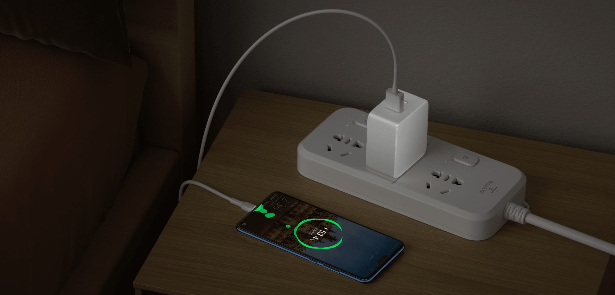 Smartphone lädt schnell über USB-C an Steckdosenleiste – effizientes Schnellladen für moderne Geräte im Alltag.
