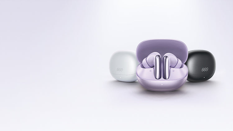 Lila, branco e preto auriculares sem fios em estojo de carregamento – design moderno com fundo transparente