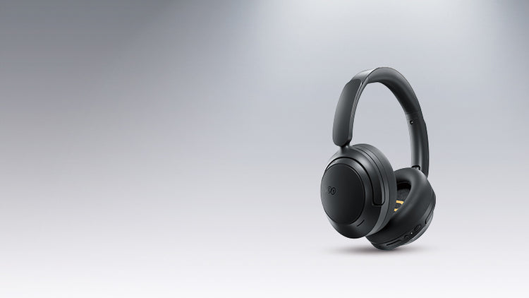 Auscultadores over-ear pretos com cancelamento de ruído, compactos e elegantes.