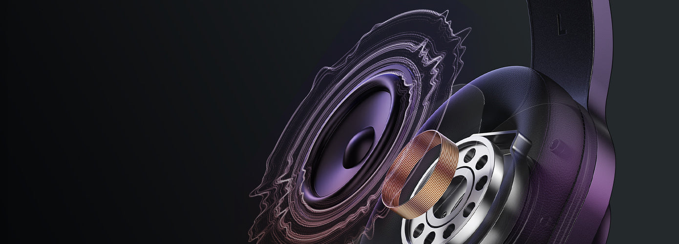 Auriculares Over-Ear Lilás com altifalante visível e linhas onduladas para qualidade de áudio.