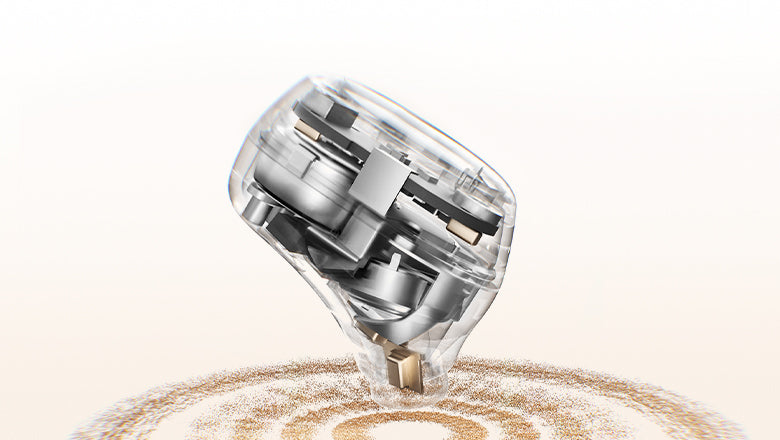 Auriculares intra-auriculares transparentes com interior visível e detalhes dourados.