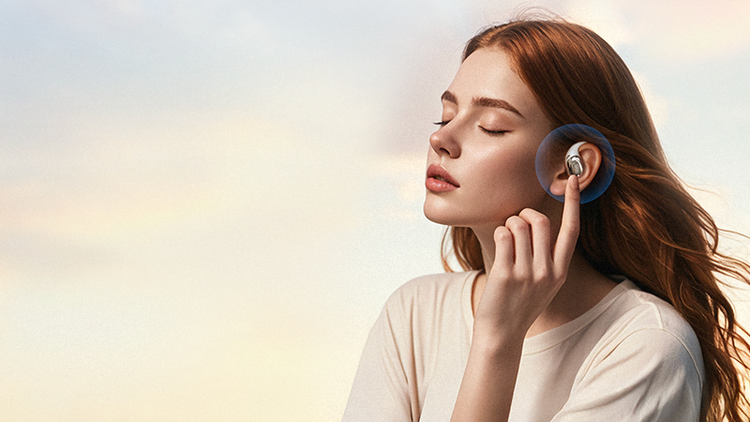 Mulher a ouvir música com auscultadores sem fios.