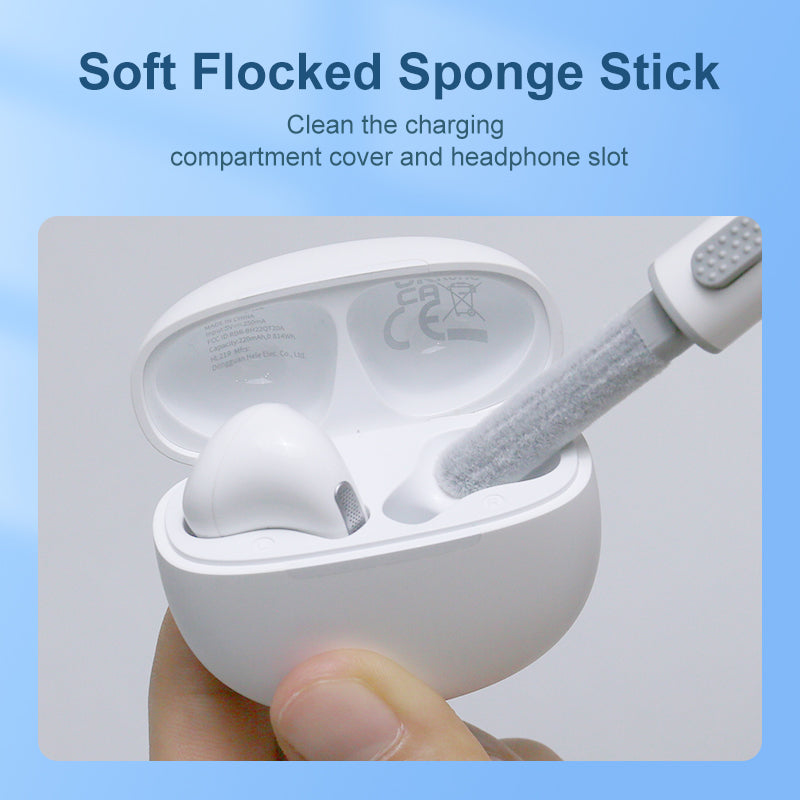 Caneta de limpeza branca QCY em uso, limpeza de pó do microfone em auscultadores com escova de alta densidade.