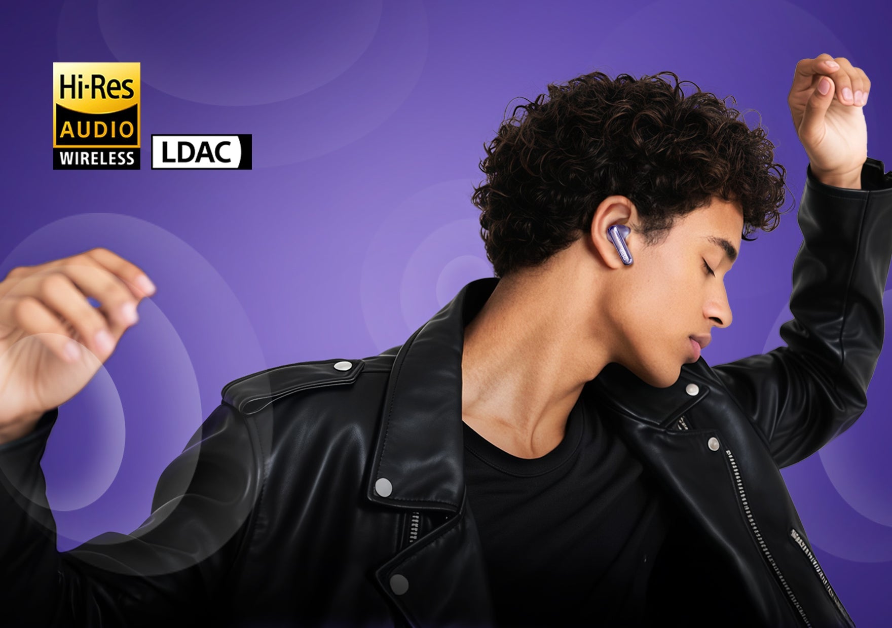 Jovem mulher com auscultadores sem fios Hi-Res Audio, tecnologia LDAC, fundo roxo