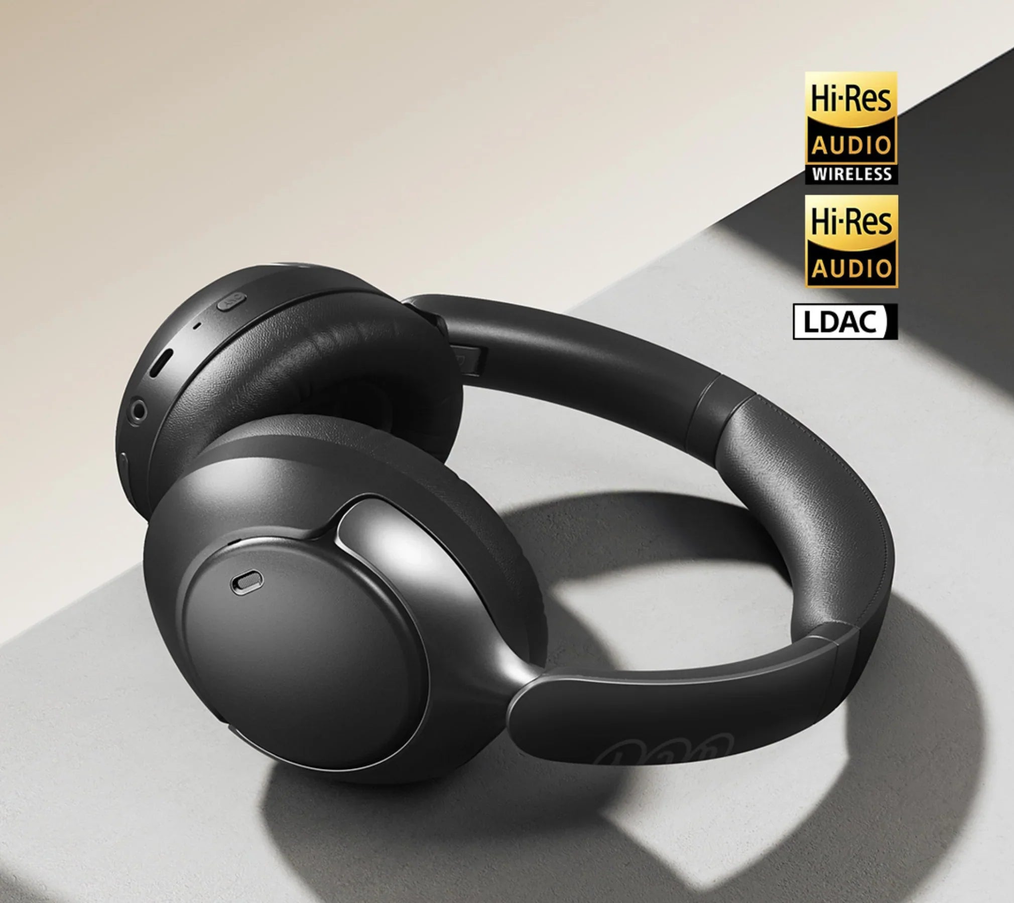 Auscultadores over-ear pretos com áudio Hi-Res e LDAC.