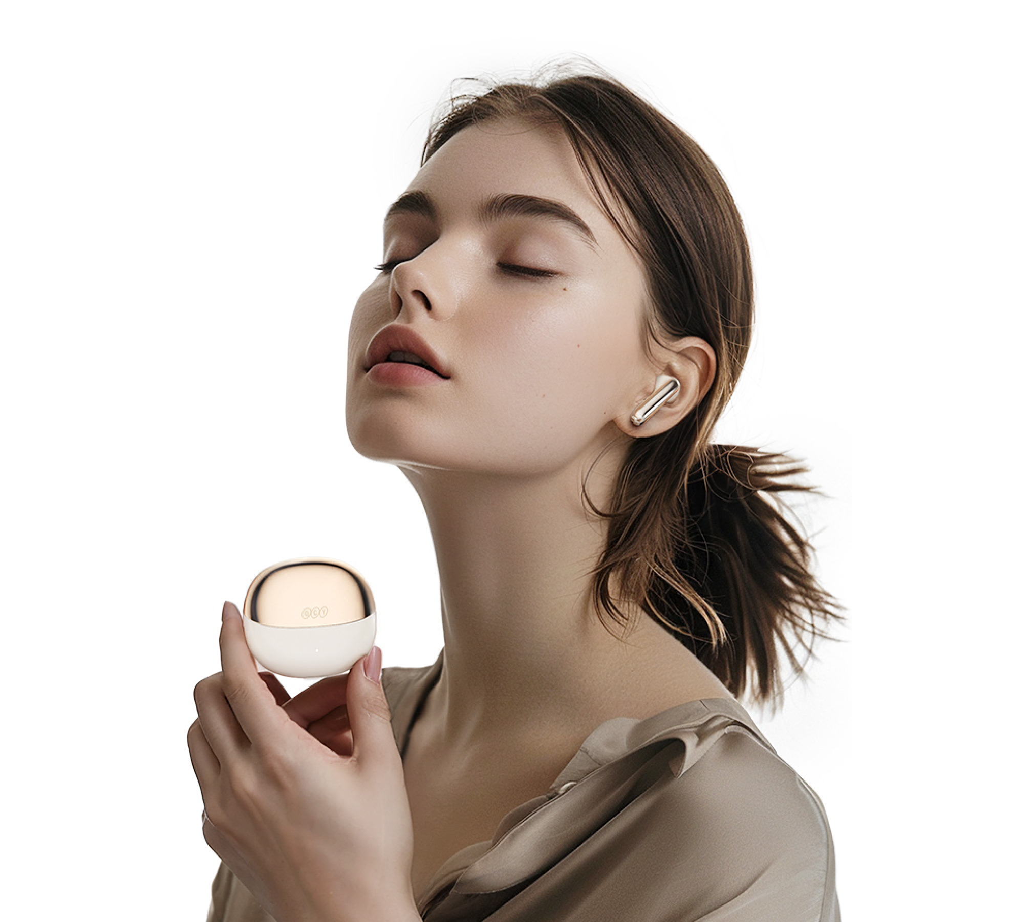 Mulher com os olhos fechados usa auscultadores brancos sem fios e segura a caixa de carregamento, luz suave, fundo minimalista