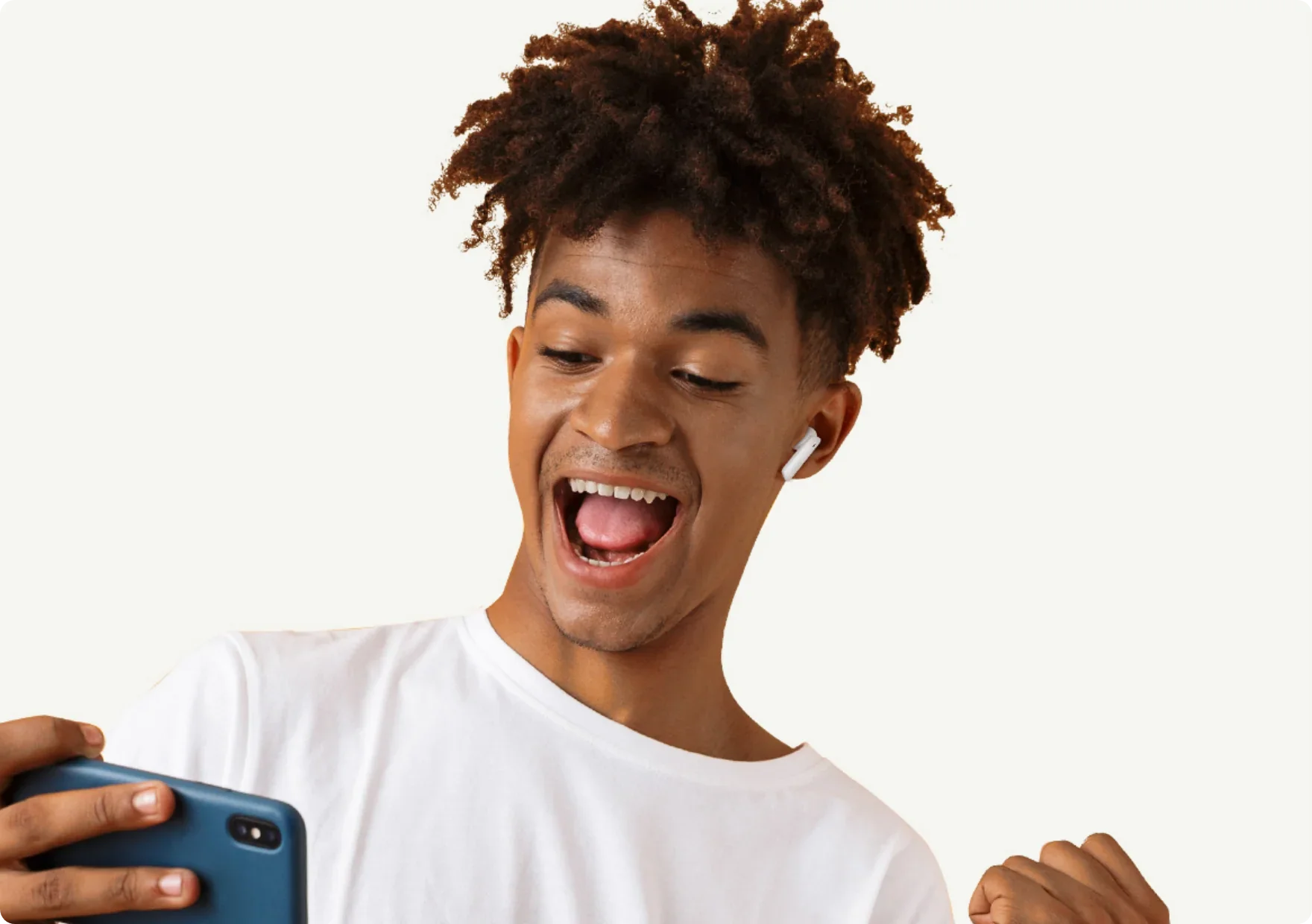 Jovem feliz com auscultadores e smartphone, a cantar alegremente.
