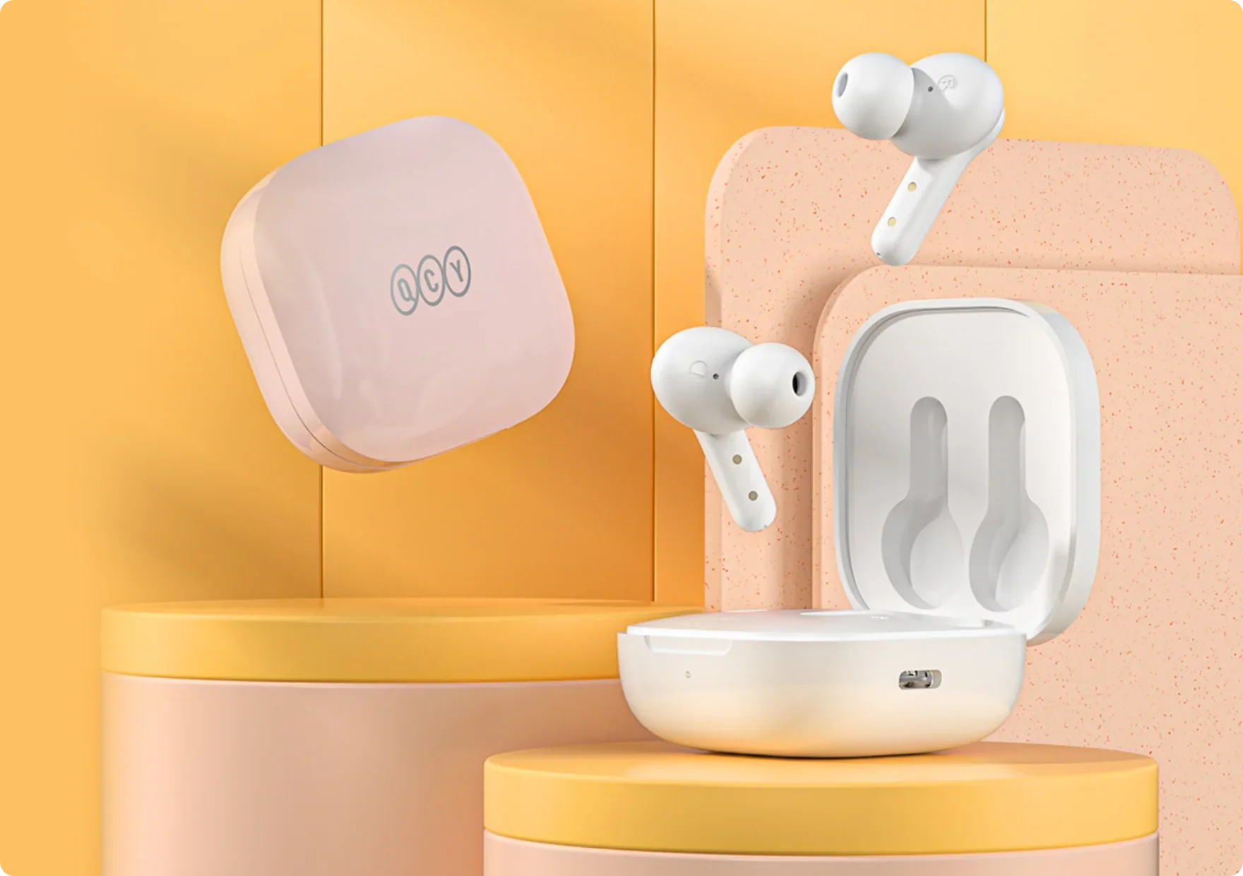 Auriculares Bluetooth QCY brancos em estojo de carregamento rosa, apresentados com estilo em pedestais de cores pastel sobre um fundo quente.