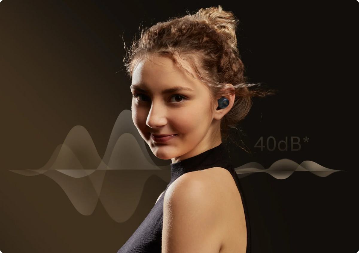 Mulher com auscultadores intra-auriculares sem fios, cancelamento de ruído de 40dB, fundo escuro com gráfico de ondas sonoras.
