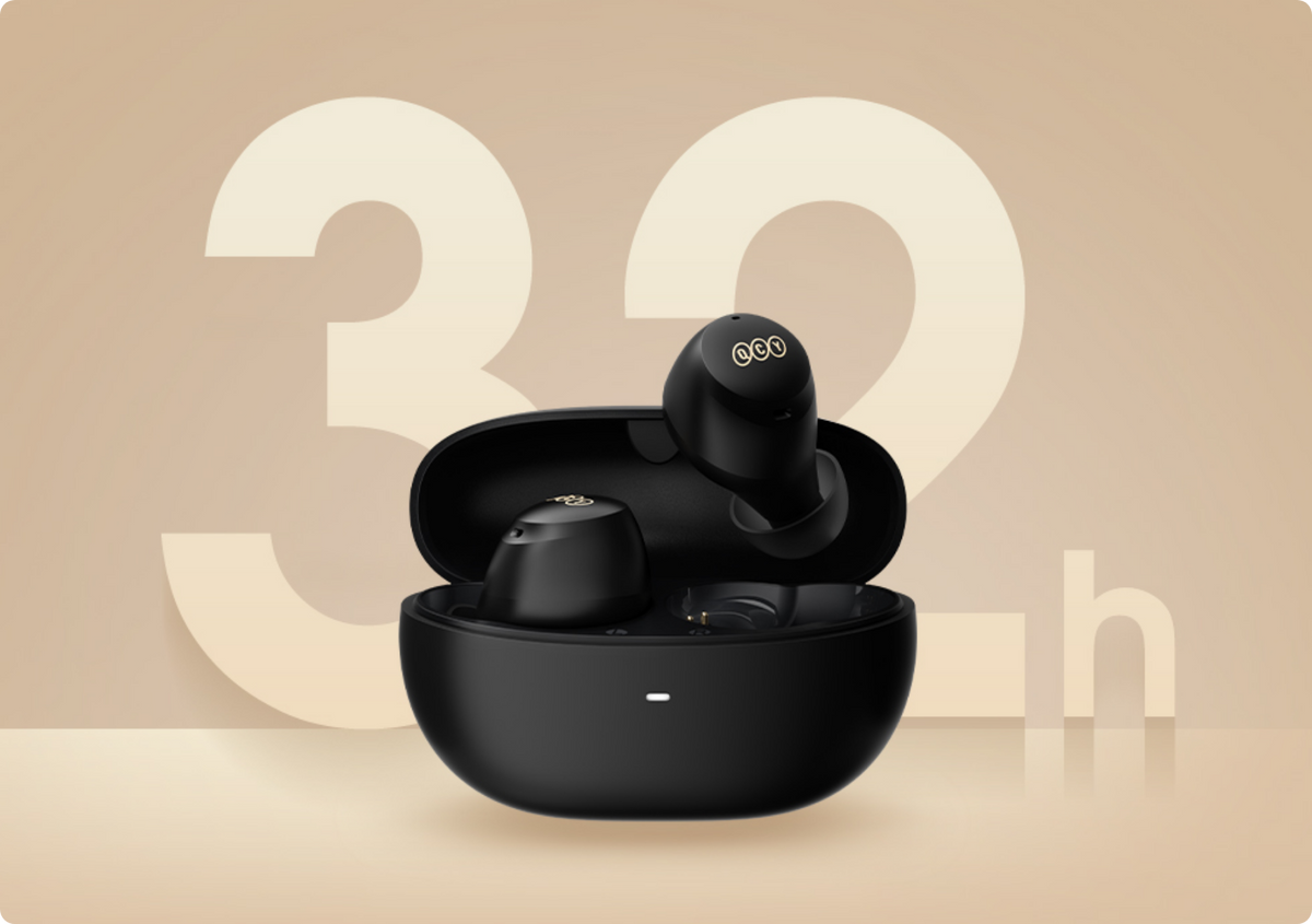 Auriculares sem fios QCY pretos no estojo de carregamento com 32 horas de autonomia da bateria.