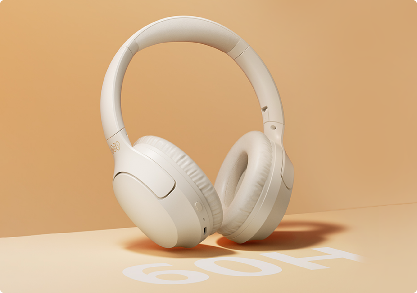 Auscultadores over-ear brancos com cancelamento de ruído, modelo 604, apresentados sobre um fundo creme.