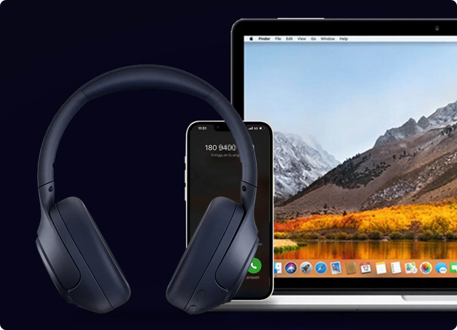 Auriculares over-ear azul escuro ao lado de iPhone e MacBook com fundo de montanha.