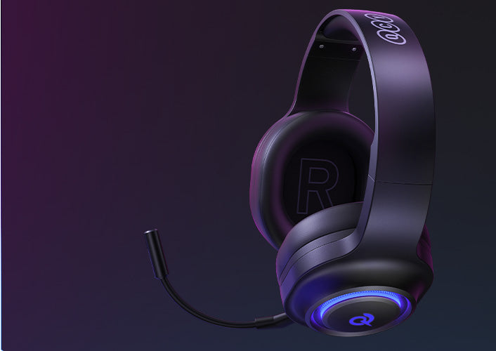 Auriculares de jogo pretos com microfone e luz LED azul.