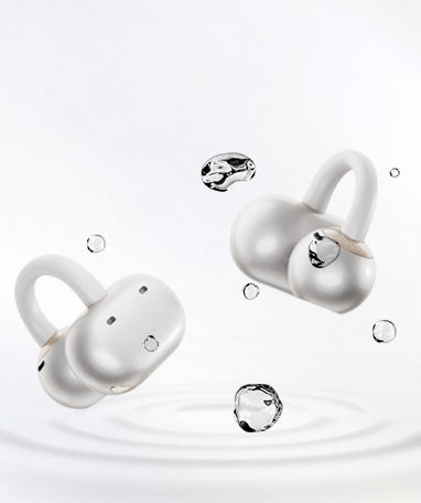 Auriculares sem fios brancos com proteção contra água, flutuando em gotas de água.