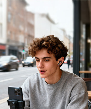 Jovem com auscultadores sem fios e smartphone na cidade