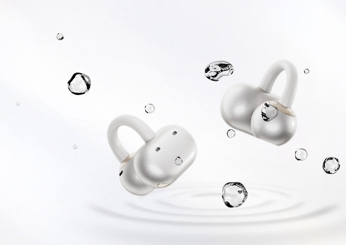 Auriculares impermeáveis brancos com gotas – robustos e modernos para uso diário.