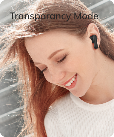 Mulher com auriculares no modo de transparência – Ouça o seu ambiente