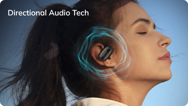 Mulher com auscultadores e tecnologia de áudio direcional para uma experiência sonora imersiva.