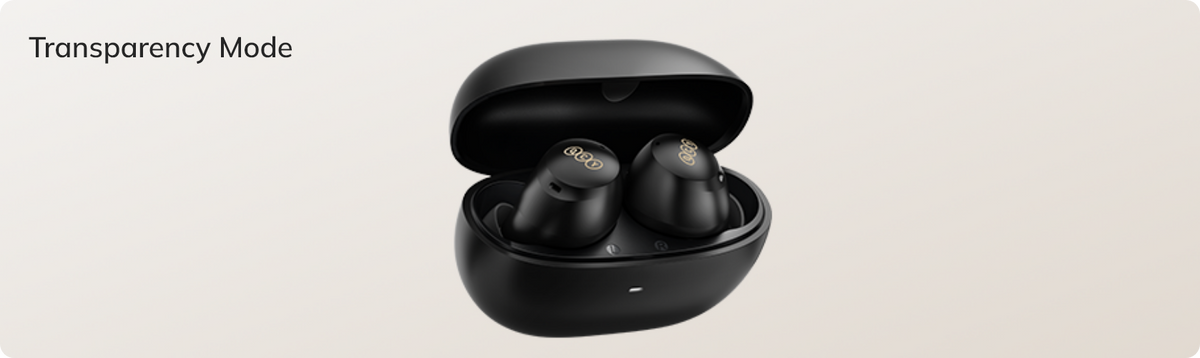 Auriculares sem fios pretos no estojo de carregamento com modo de transparência, detalhes dourados nos auriculares.