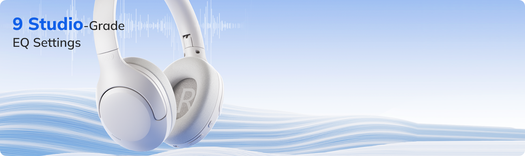 Auscultadores over-ear brancos com 9 definições de EQ de qualidade de estúdio, ondas azuis ao fundo.