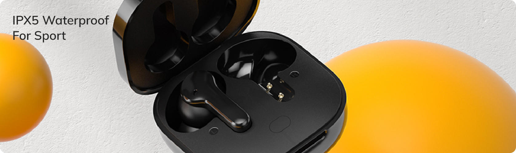 Auriculares sem fios pretos numa caixa de carregamento, à prova de água IPX5 para desporto, com detalhes laranja sobre fundo claro.