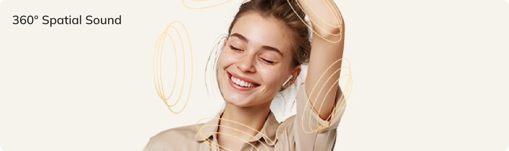Mulher com auscultadores a desfrutar de som espacial 360°, sorrindo com os olhos fechados e ilustrações de ondas sonoras douradas.