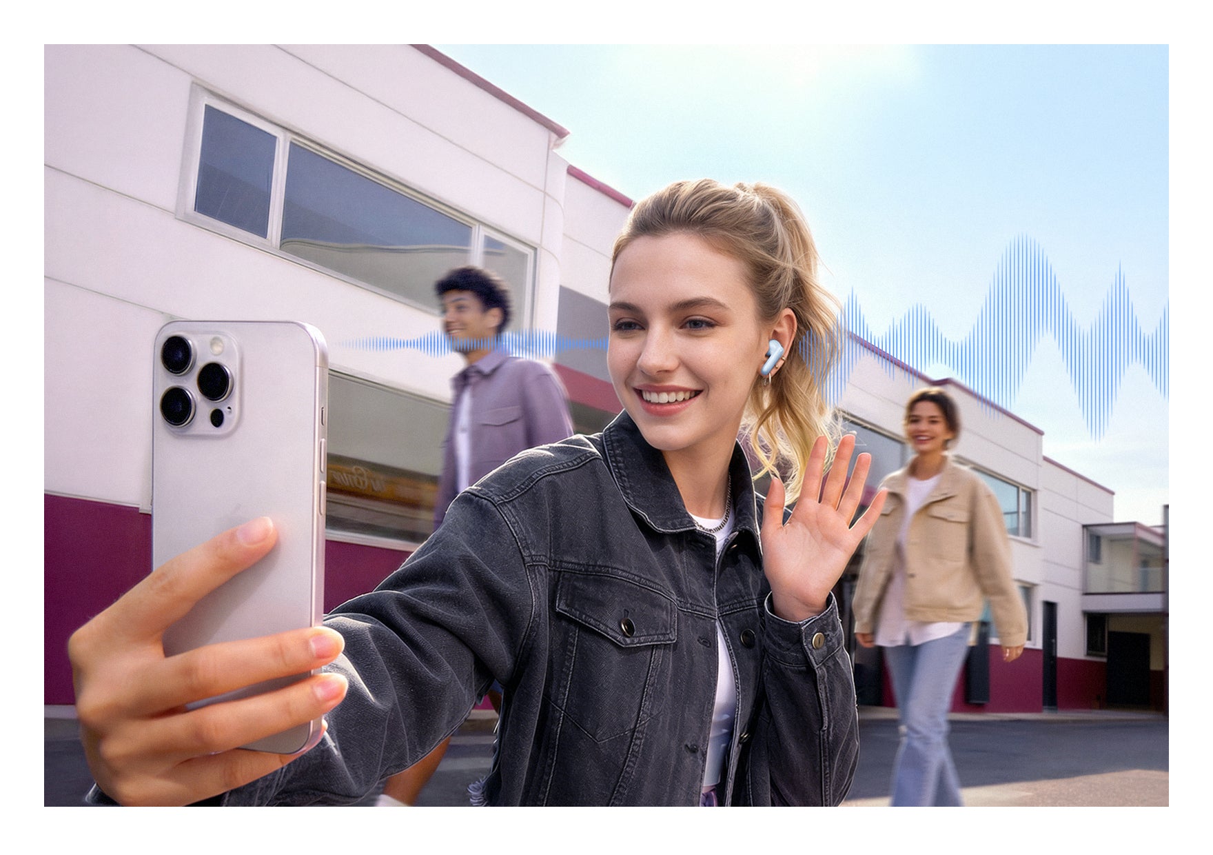 Mulher com auscultadores sem fios a tirar uma selfie com smartphone, com amigos e edifícios ao fundo