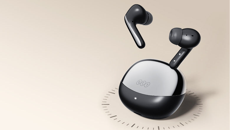 Auriculares intra-auriculares pretos com estojo de carregamento, design minimalista