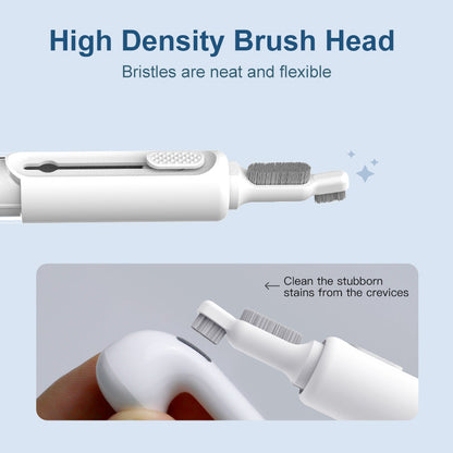 Caneta de limpeza QCY branca em uso, removendo poeira persistente das saídas de som dos auriculares com uma escova precisa e de alta densidade.