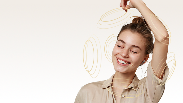 Mulher feliz com auscultadores e sorriso relaxado, rodeada por linhas circulares elegantes.