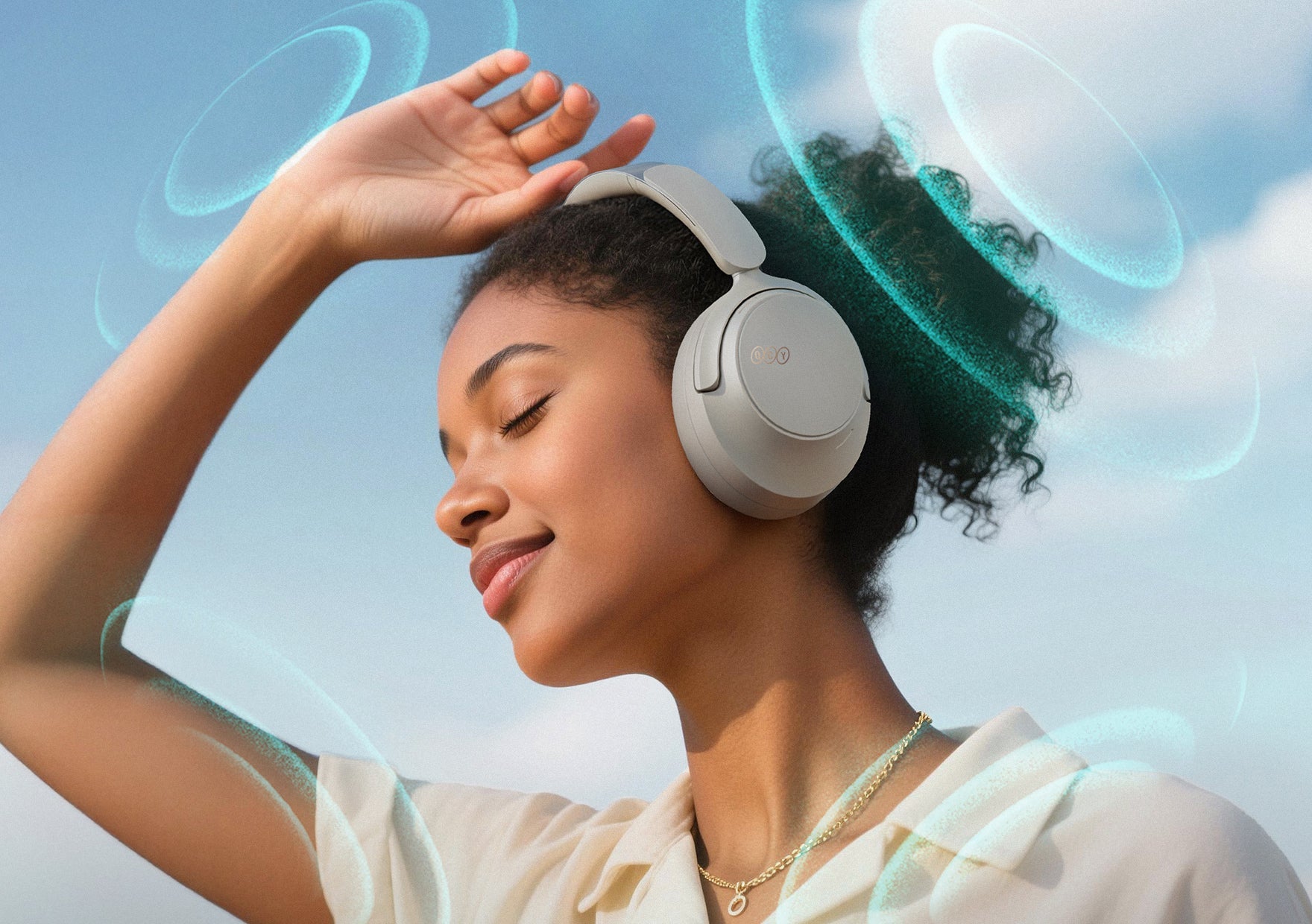 Mulher com auscultadores sem fios a desfrutar de música – elegante e descontraída.