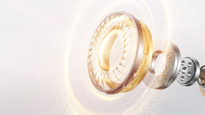 Anéis dourados e prateados brilhantes flutuam no ar com efeitos de luz cintilantes, design moderno para produtos de luxo.
