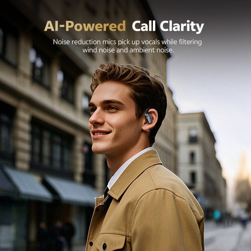 QCY Crossky R70 Imagem de estilo de vida de um homem na cidade com auriculares brancos, destacando a clareza de conversação suportada por IA