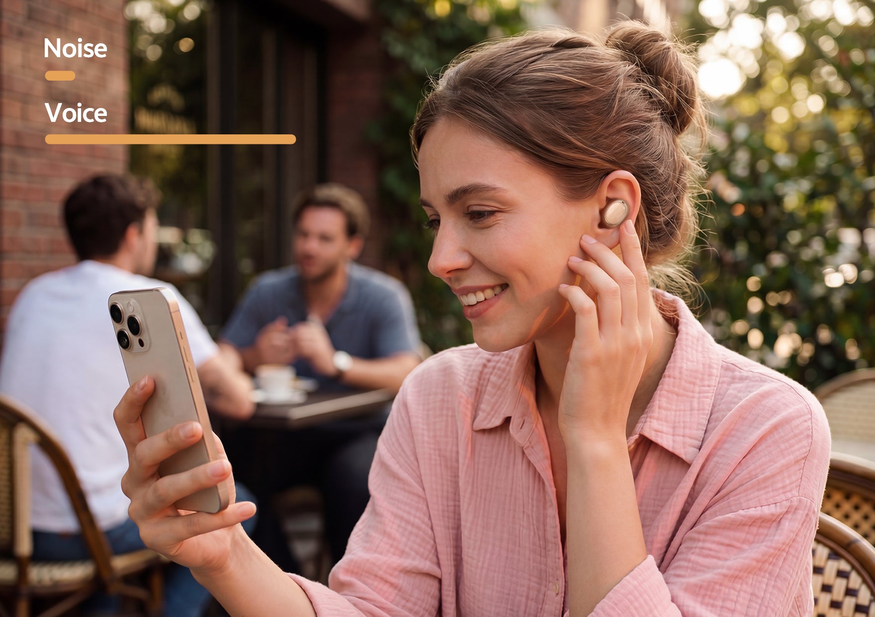 Mulher com auricular sem fios a falar ao telefone ao ar livre, cancelamento de ruído ativo.