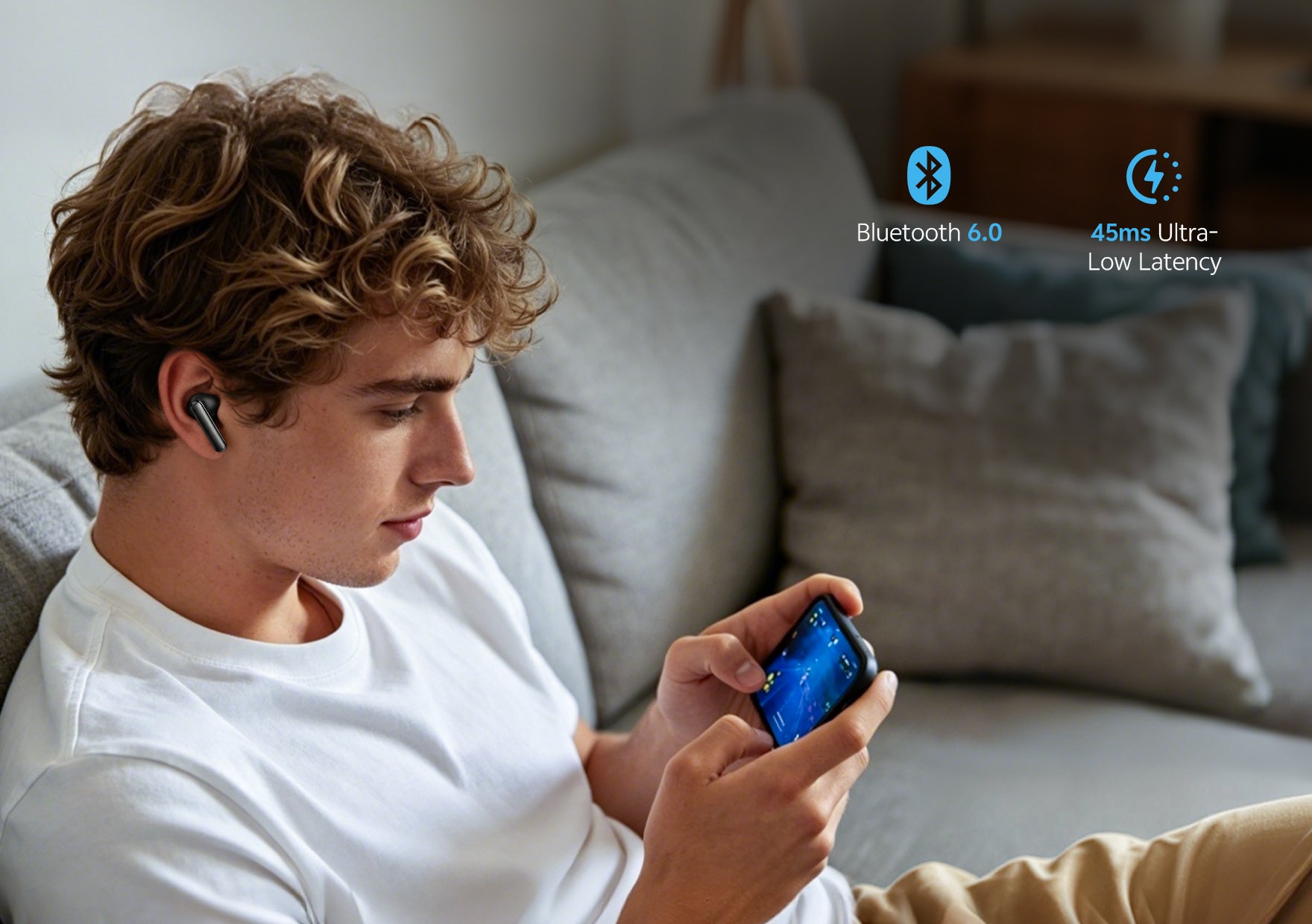 Jovem com auscultadores sem fios e smartphone, Bluetooth 6.0 e latência ultra baixa de 45ms para jogos e música.