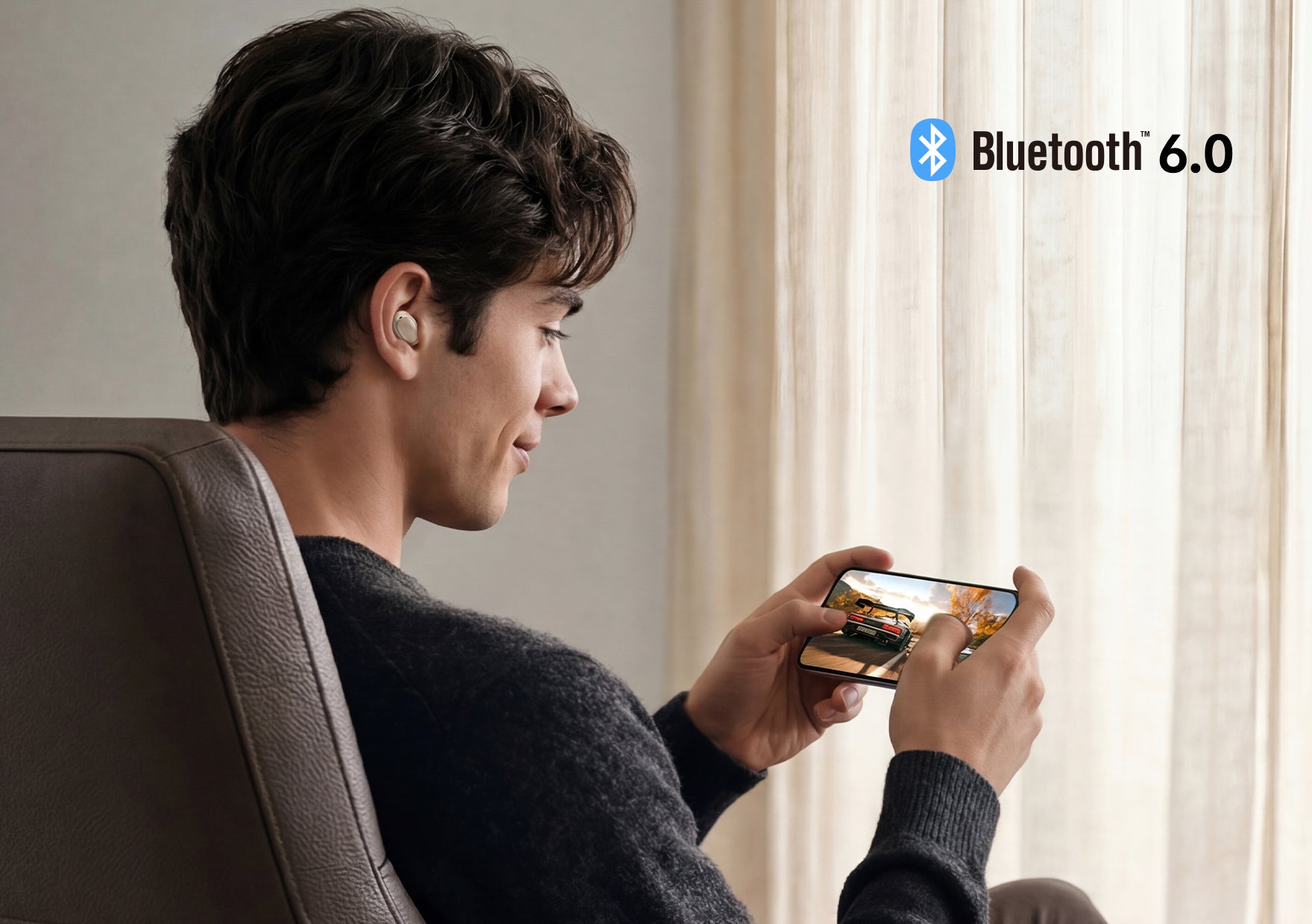 Homem com auriculares Bluetooth 6.0 a usar smartphone – tecnologia moderna para entretenimento sem fios