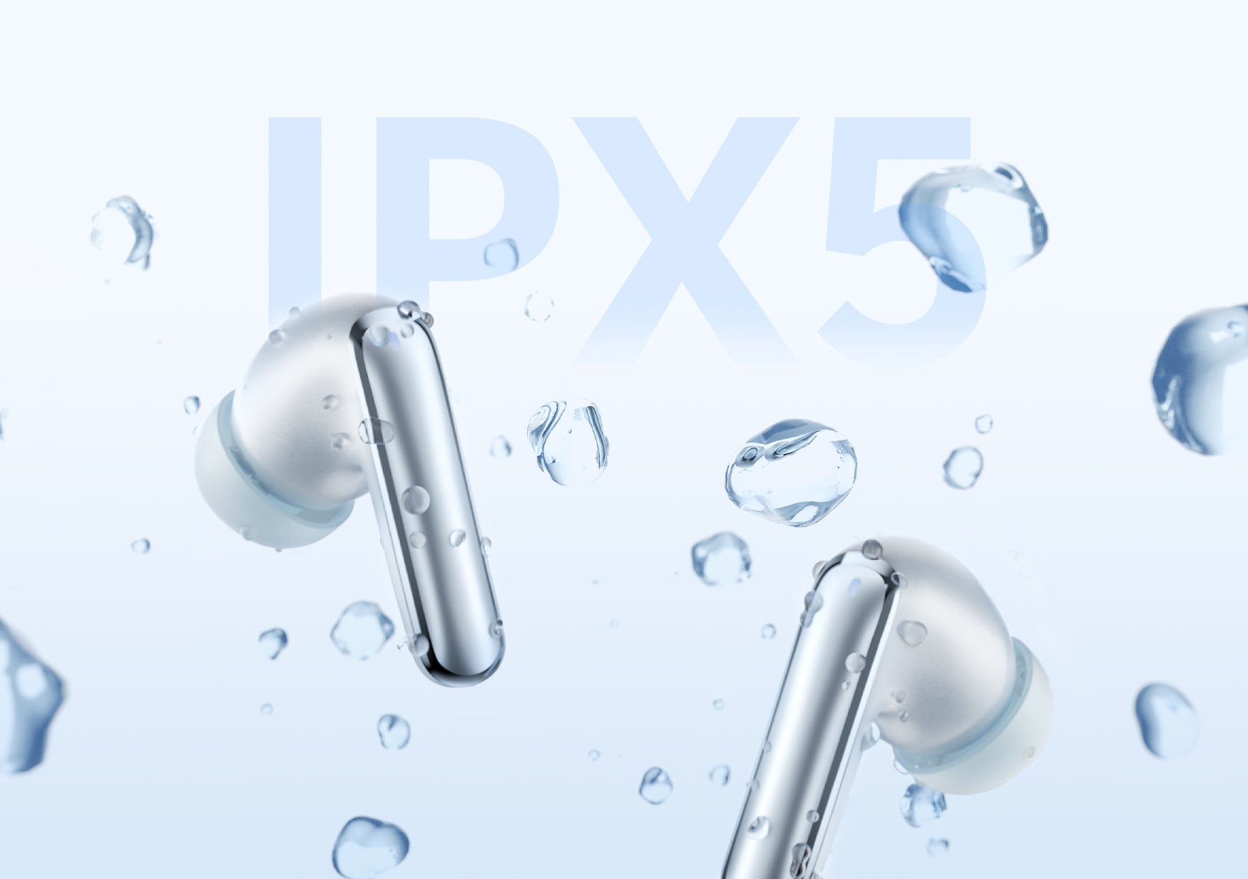 Auriculares Bluetooth prateados com proteção contra água IPX5, rodeados por gotas de água.