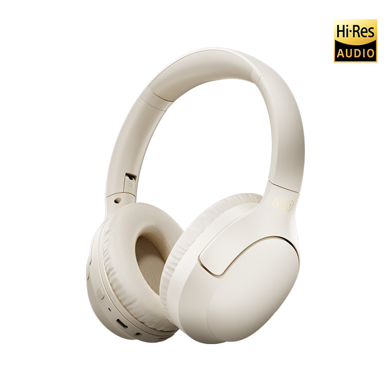 Auriculares sem fios QCY H2 Pro Over-Ear brancos, vista frontal ligeiramente inclinada para a direita com o logótipo R na concha auricular direita e certificação Hi-Res Audio.