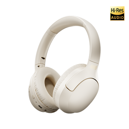 Auriculares sem fios QCY H2 Pro Over-Ear brancos, vista frontal ligeiramente inclinada para a direita com o logótipo R na concha auricular direita e certificação Hi-Res Audio.
