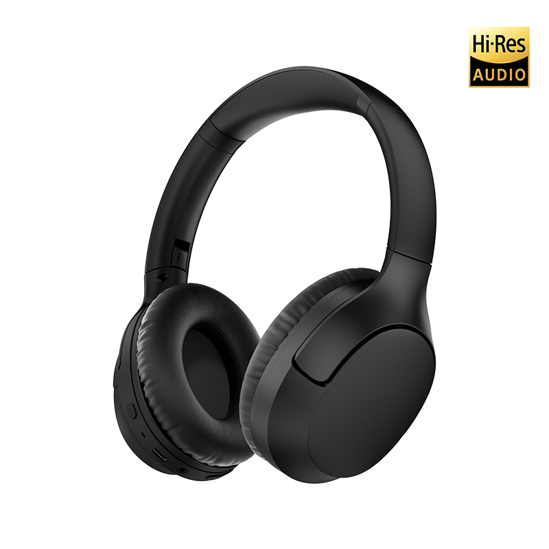 Auscultadores sem fios QCY H2 Pro Over-Ear pretos, vista frontal ligeiramente inclinada para a direita com o logótipo R na concha auricular direita e certificação Hi-Res Audio. (