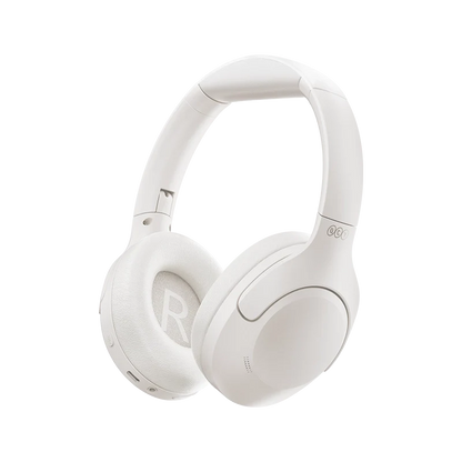 Auscultadores QCY H3 Lite ANC Over-Ear brancos com cancelamento de ruído, vista frontal ligeiramente inclinada para a direita com logótipo R na concha auricular direita, design dobrável.