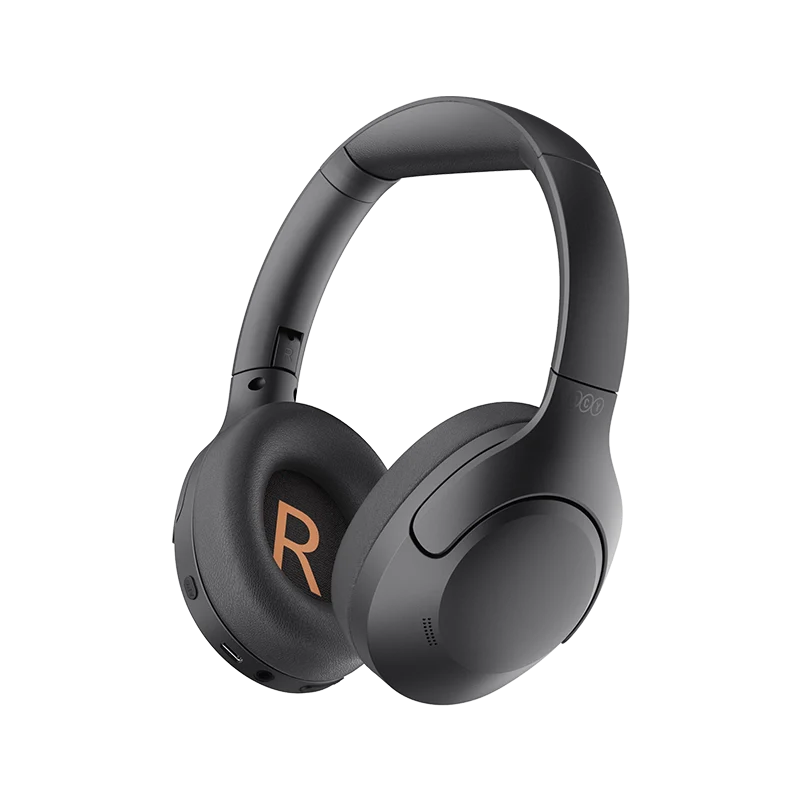 Auscultadores QCY H3 Lite ANC Over-Ear pretos com cancelamento de ruído, vista frontal ligeiramente inclinada para a direita com logótipo R laranja na concha auricular direita, design dobrável.