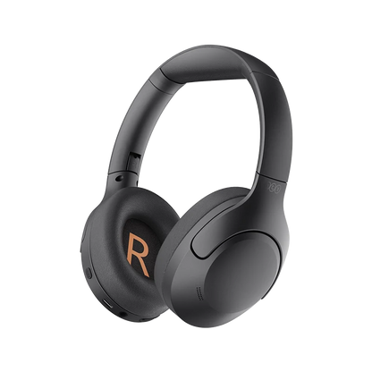 Auscultadores QCY H3 Lite ANC Over-Ear pretos com cancelamento de ruído, vista frontal ligeiramente inclinada para a direita com logótipo R laranja na concha auricular direita, design dobrável.