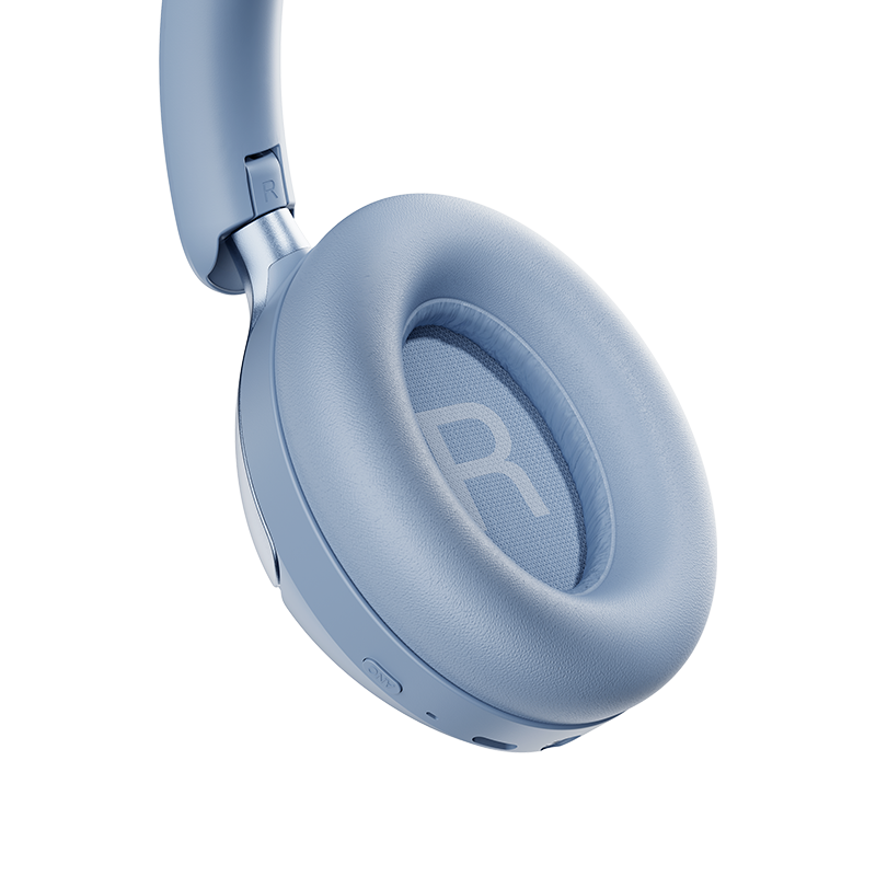 Close-up da concha auricular interna direita do QCY H3 Pro em azul com almofada macia e grande marca R