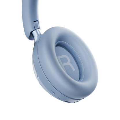 Close-up da concha auricular interna direita do QCY H3 Pro em azul com almofada macia e grande marca R