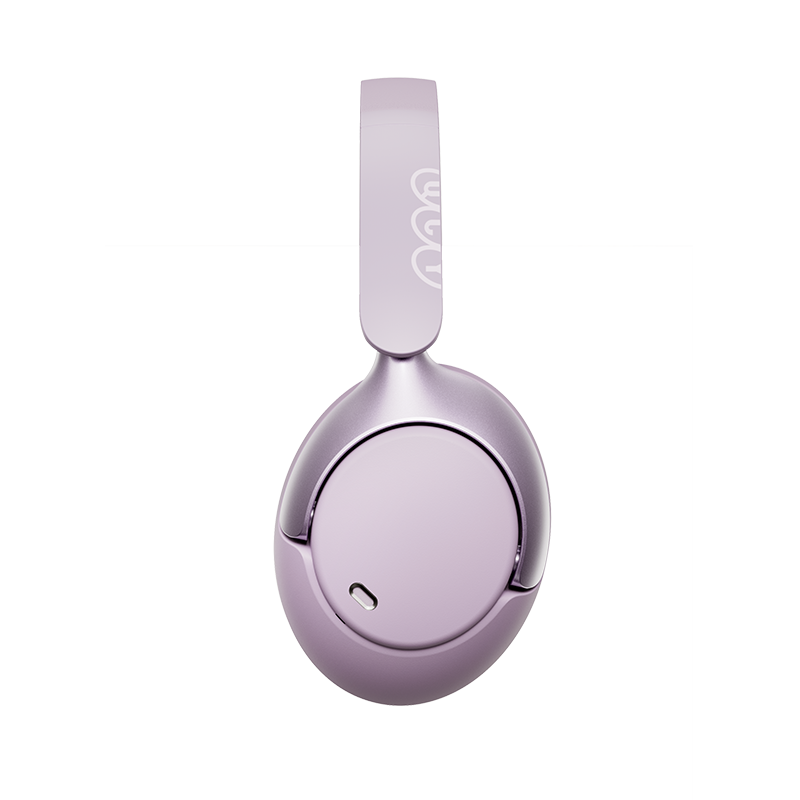 Vista lateral de uma única concha auricular QCY H3 Pro roxa com botões de controlo e porta de carregamento