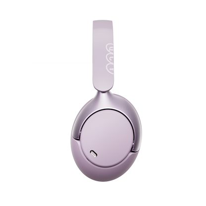 Vista lateral de uma única concha auricular QCY H3 Pro roxa com botões de controlo e porta de carregamento