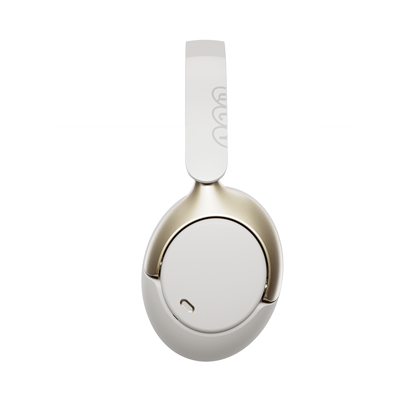 Vista lateral de uma única concha auricular branca QCY H3 Pro com suspensão dourada, botões de controlo e ligação USB-C