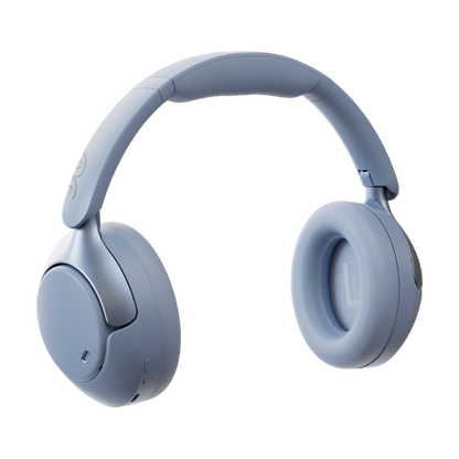 Auriculares sem fios ANC QCY H3 Pro Over-Ear azul claro, vista frontal ligeiramente inclinada para a direita, arco de cabeça macio e almofadas auriculares acolchoadas sobre fundo transparente.