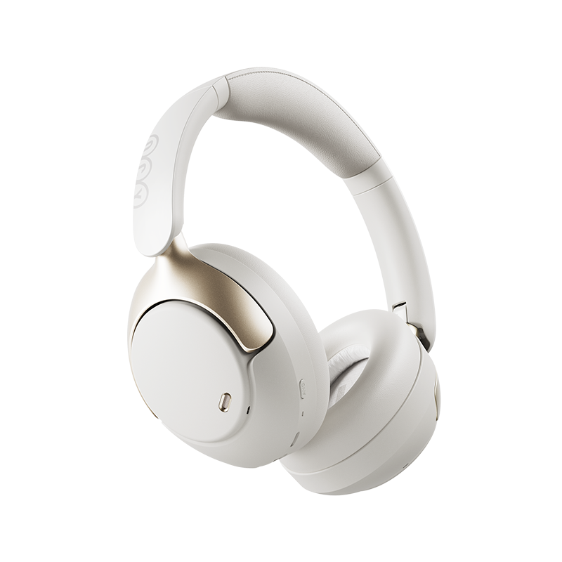 Auriculares Over-Ear QCY H3 Pro brancos em vista de três quartos com arco de cabeça curvado e almofadas auriculares